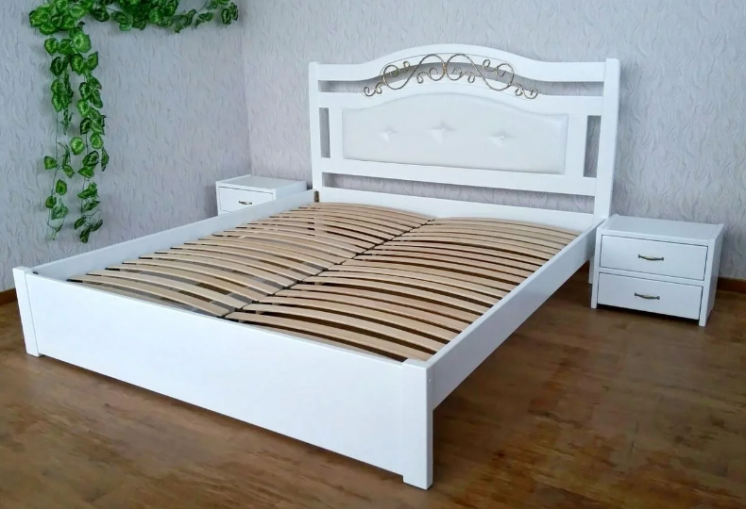 Белая деревянная кровать с мягким изголовьем