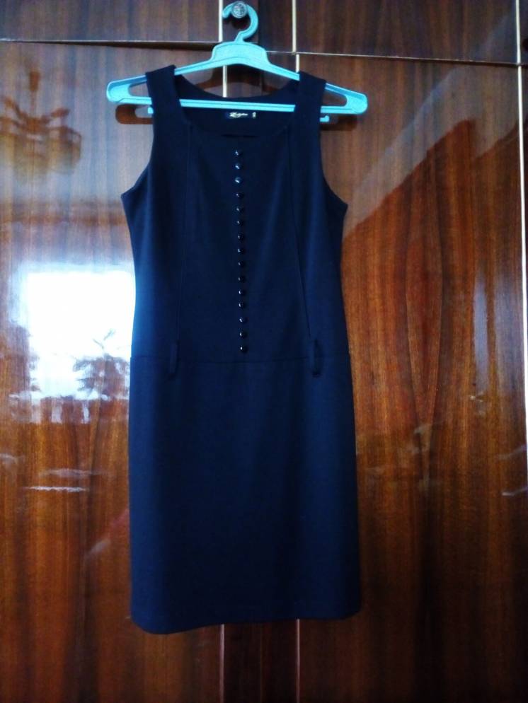 Стильное черное платье-футляр в офисном стиле