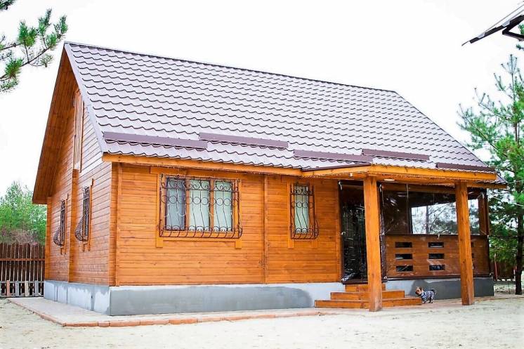 Дом деревянный сборный из профилированного бруса с верандой 7,8х9,5 м