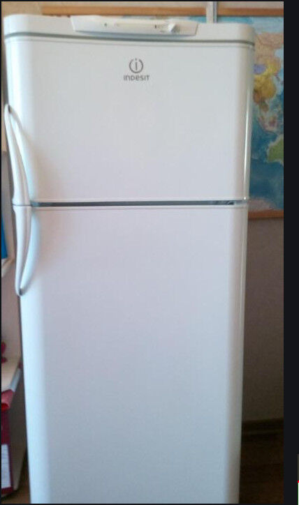 Продам бу холодильник INDESIT R27G015 двухкамерный.
