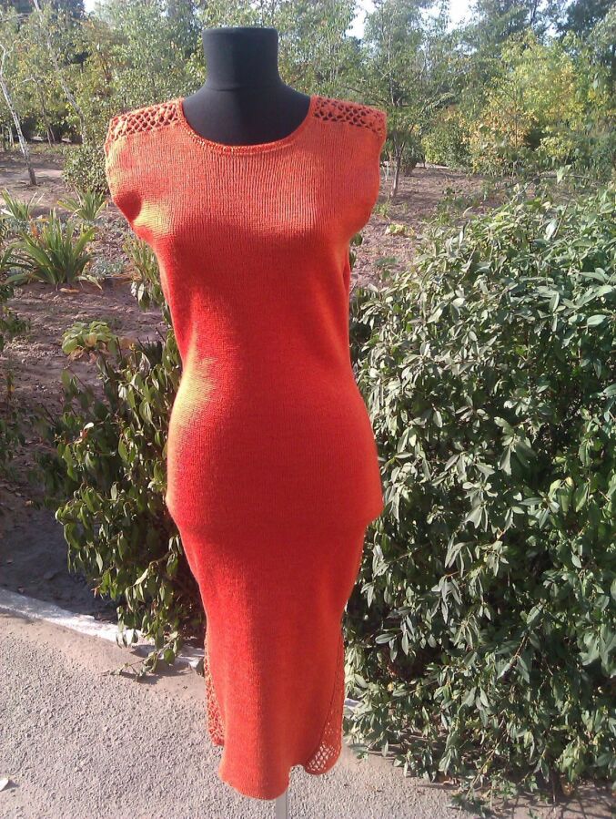 Вязаное оранжевое нежное платье с ажурной отделкой