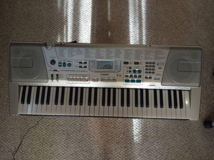 Музыкальный синтезатор CASIO LK 300tv, клавіші Касіо
