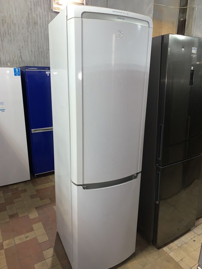 Майже новий холодильник Indesit