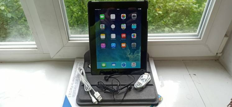 Продам Apple iPad 3 Wi-Fi+4G 32GB,Чистый iCloud+чехол с аккумулятором.