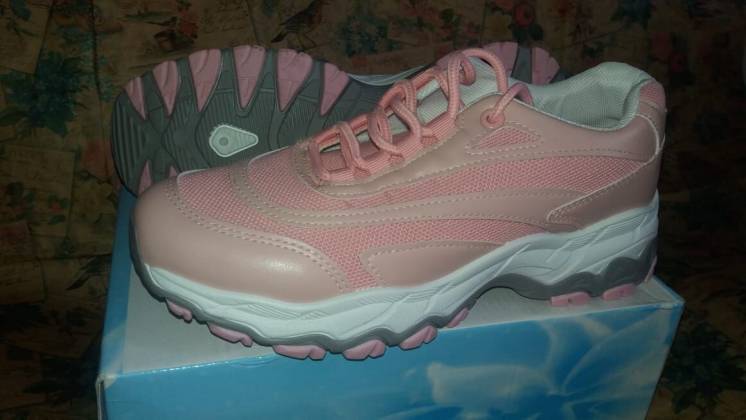 Нежно-розовые женские кроссовки 39 размер