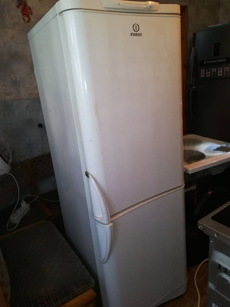 Продам холодильник и электроплиту б\у самовывоз Позняки Киев