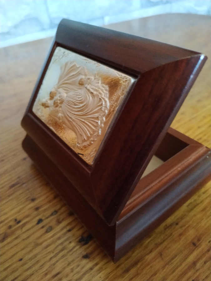 миниатюрная шкатулочка из красного дерева для драгоценностей.