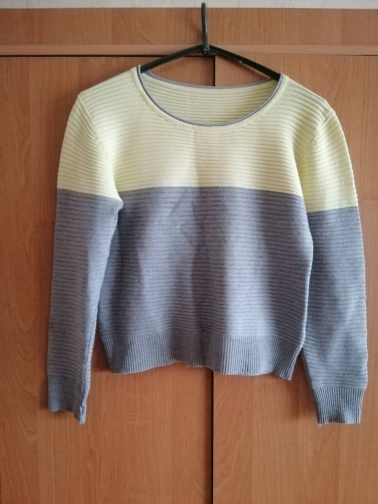 Продам отличный свитер  для девочки или девушки, р.42-44