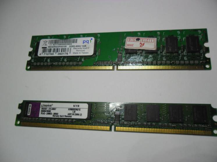 Две планки оперативной памяти DDR2 1GB (каждая)