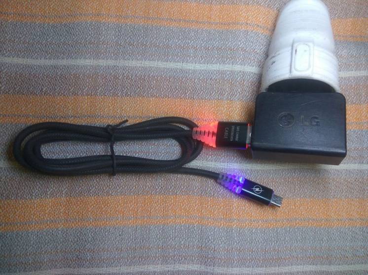 Кабель USB (micro USB) с оплеткой из полимера и подсветкой разъемов.