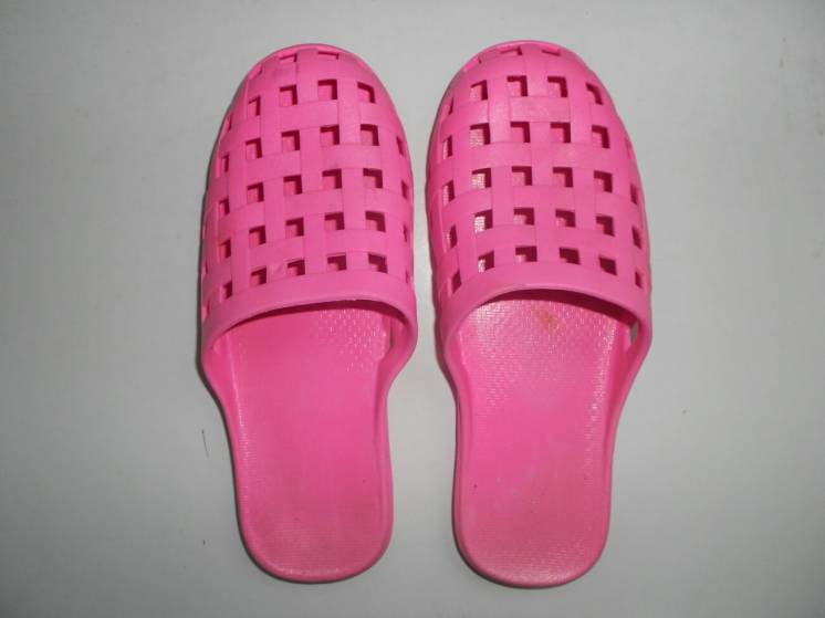 Розовые шлепанцы мыльницы пляжная обувь