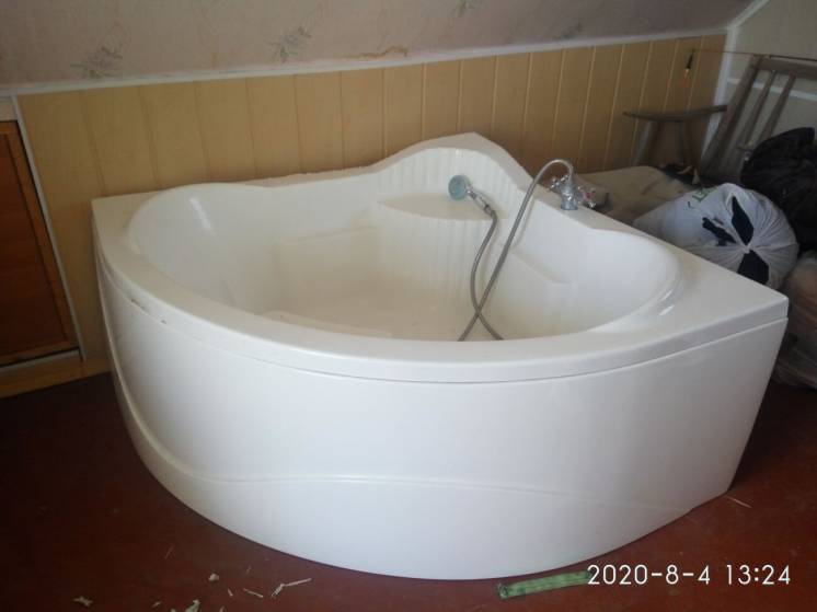 Продам угловую ванну