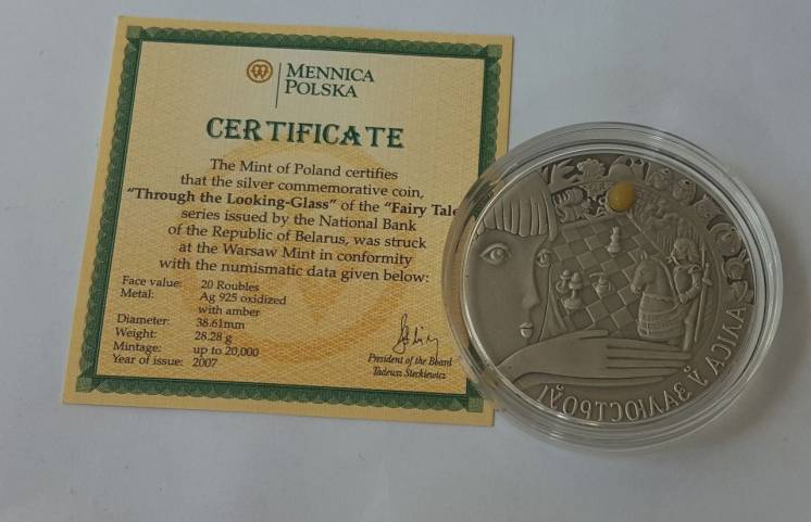 Монета серебро с янтарём - Алиса в Зазеркалье, Беларусь, новая.