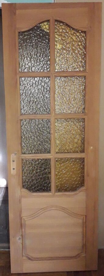 Срочно дверь из натурального дерева из сосны со стеклами б/у