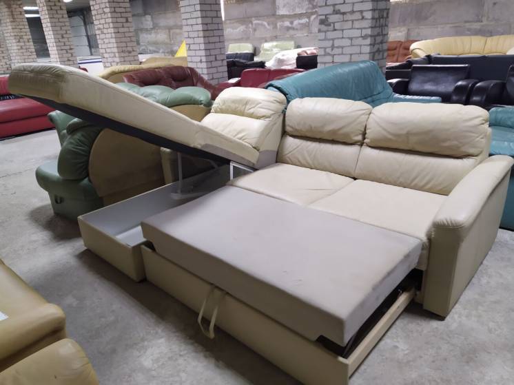 Кожаный угловой диван со спальным местом 