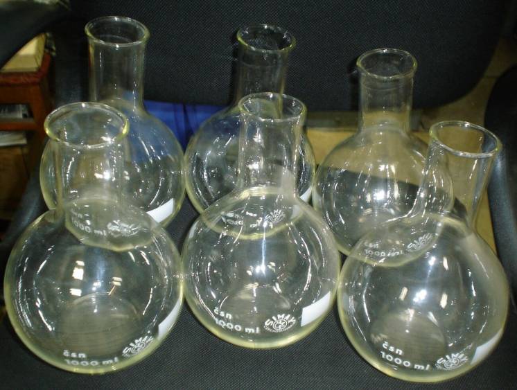 Лабораторная стеклянная посуда. Колбы, пробирки, стаканы, краны и др.