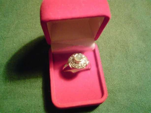 продам кольцо серьги золотые с бриллиантами изумрудами,аметистами
