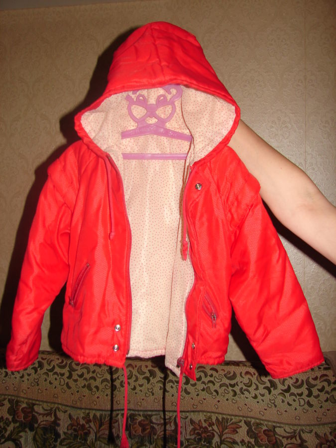 Курточка детская красная с капюшоном осенняя