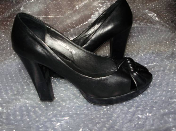 Стильные женские туфли на каблуке с открытым носком черного цвета