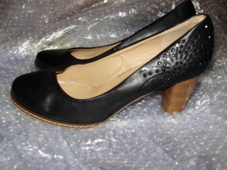 Стильные женские туфли на каблуке черного цвета в отличном состоянии