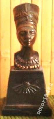 Скульптура Нефертити на     ПЬЕДЕСТАЛЕ.     Металл.