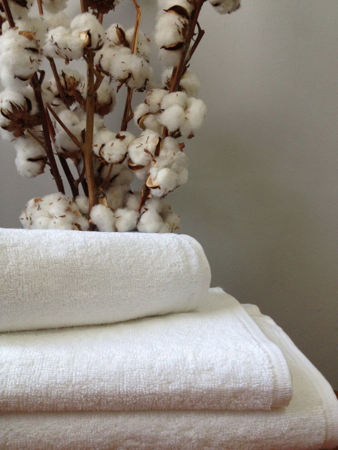 Махровое полотенце 70х140 см белого цвета без бордюра 420 г/м2.