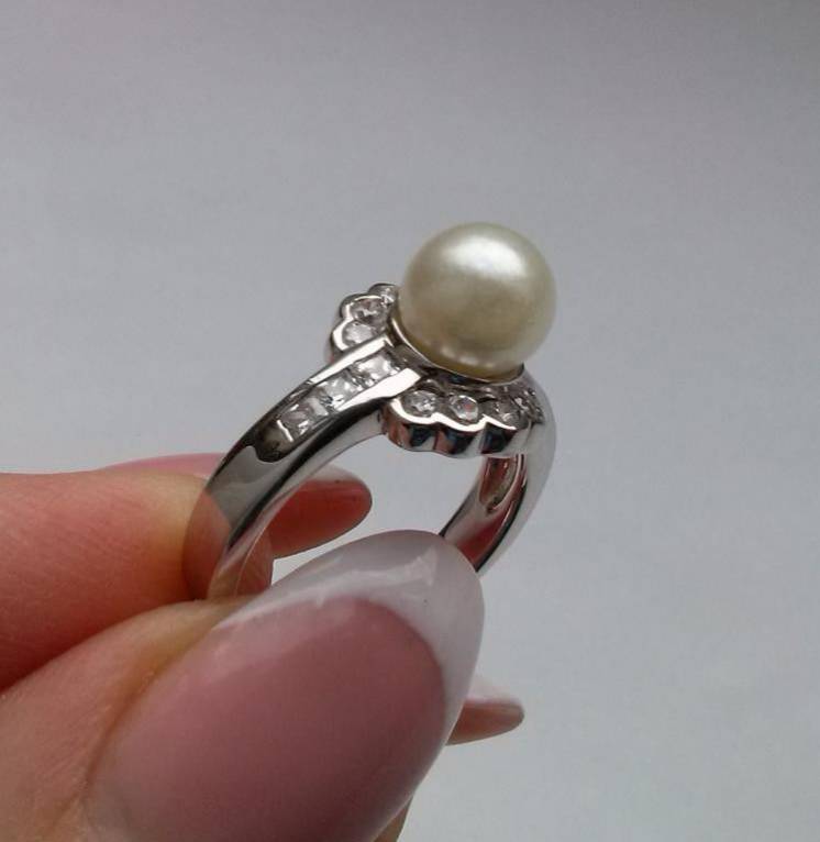 Серебряное кольцо с жемчугом 8мм и фианитами