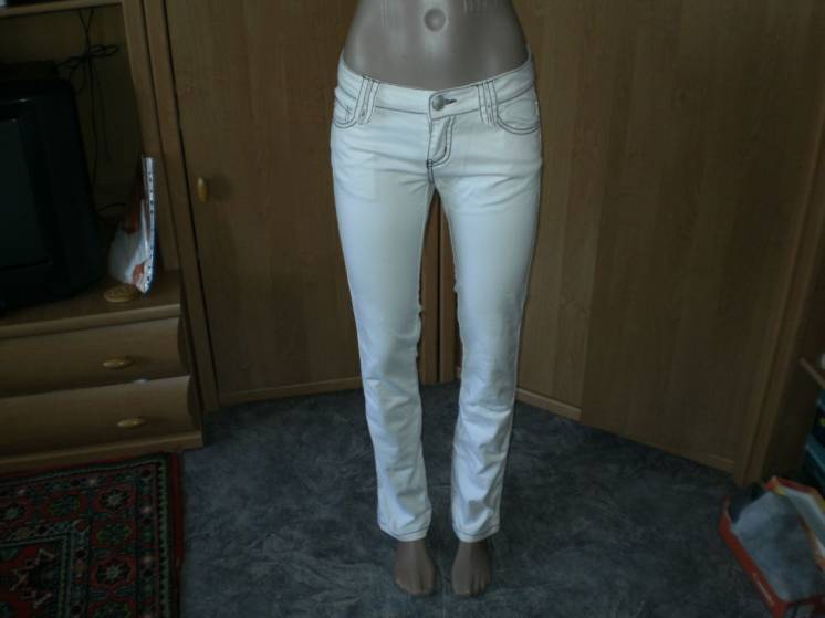 Стильные молодежные белые джинсы р 44