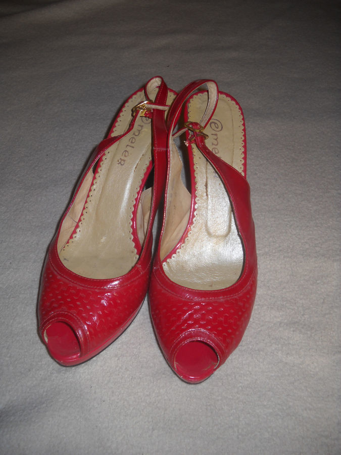 Красные босоножки на каблуке