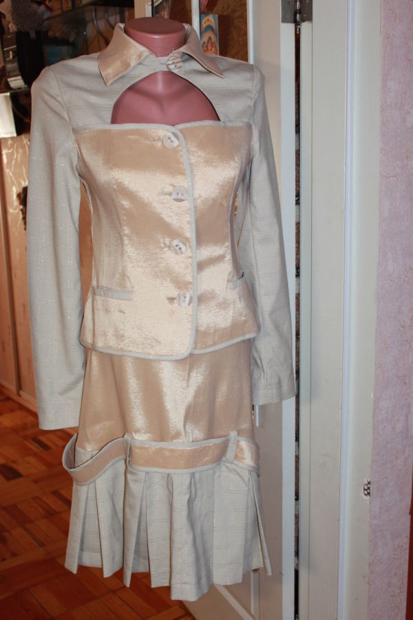 Светлый нарядный костюм разм.44-46(пиджак юбка, для офиса и праздника
