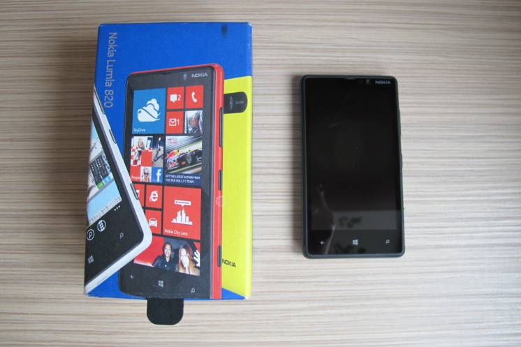 Мобильный телефон  Nokia Lumia 820 (TZ-1219)