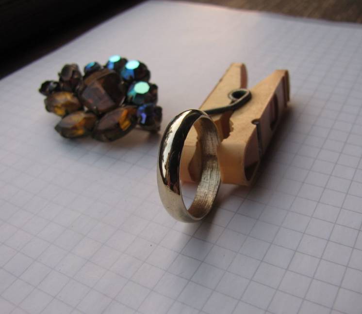 Обручальное кольцо из золотистого металла + брошка (СССР)