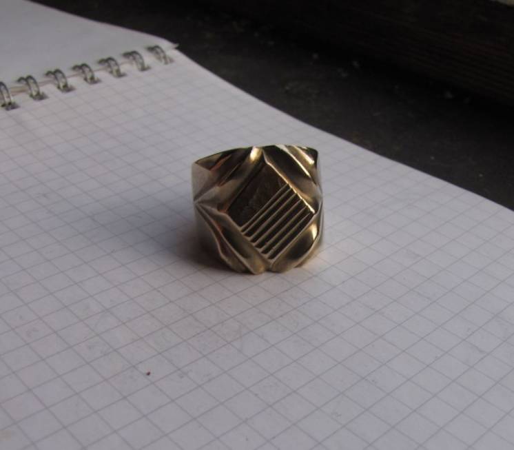 Перстень из золотистого металла с 2 клеймами: 585 и 14К