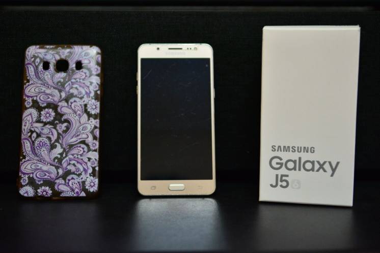 Смартфон Samsung Galaxy j5 в хорошем состоянии