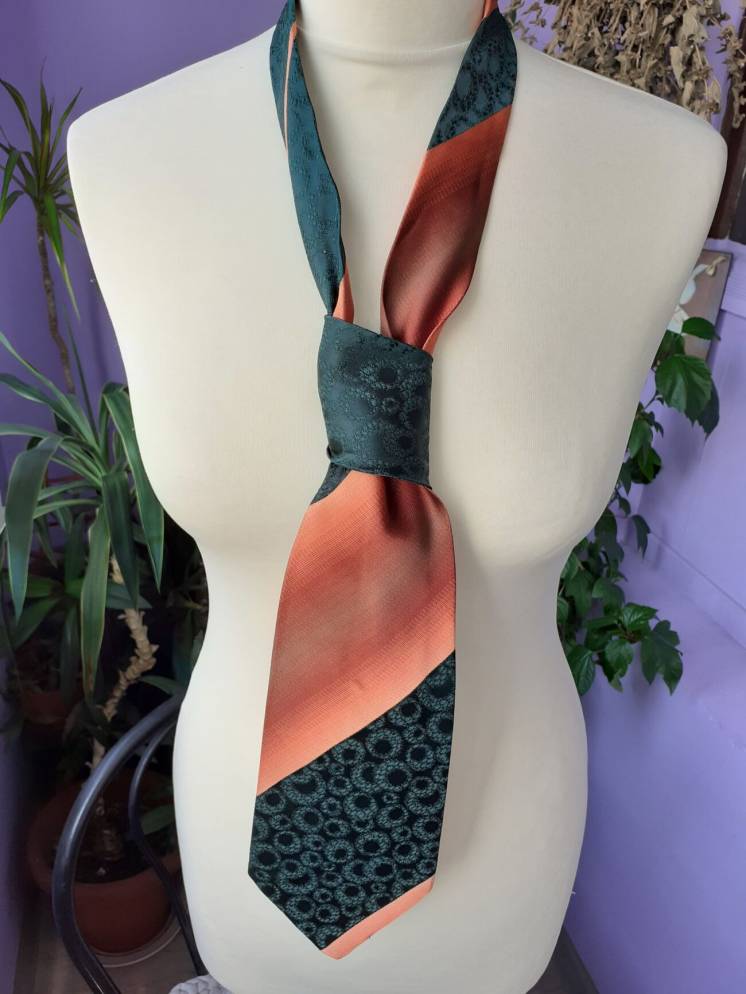 стильный оранжевый галстук-оригинальное женское украшение