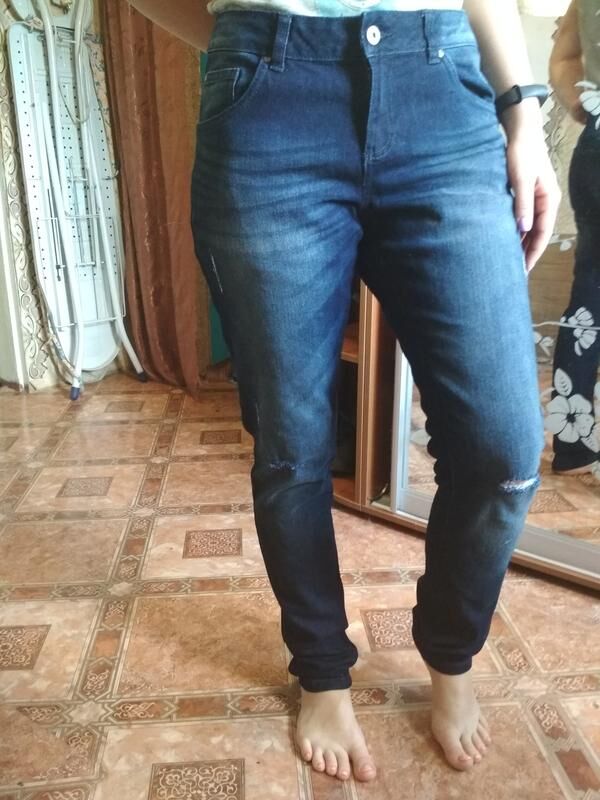 Модные джинсы зауженые с потертостями Esmara