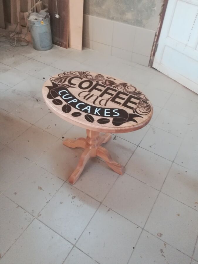 Авторский кофейный столик из массива ясеня, дуба, ольхи или груши.