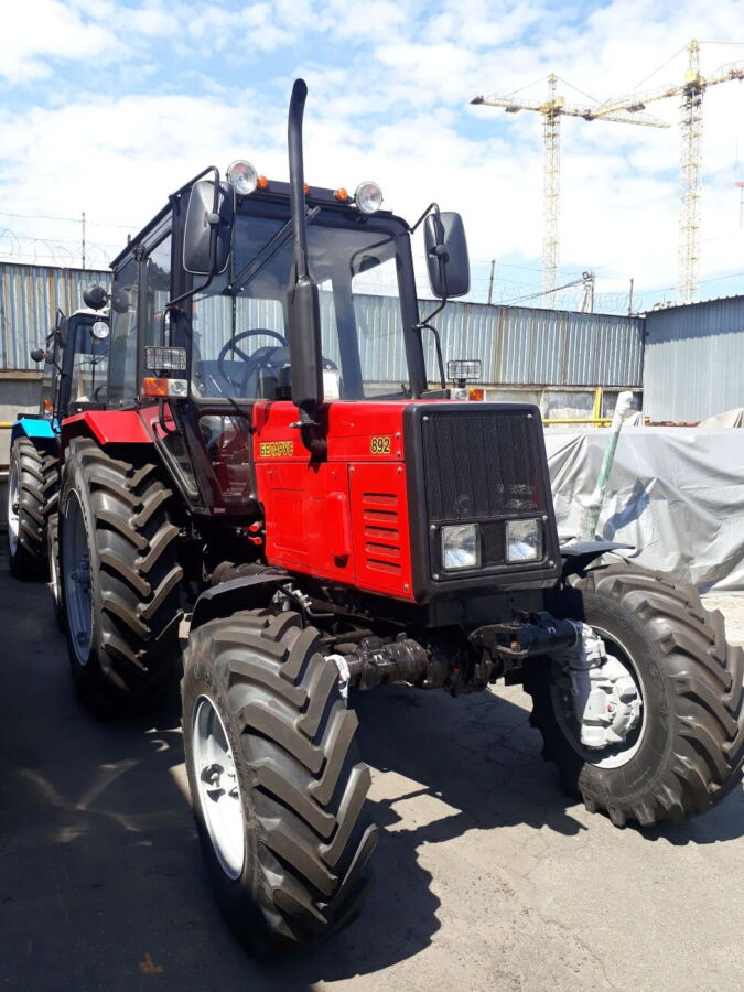 Новий трактор Беларус-892