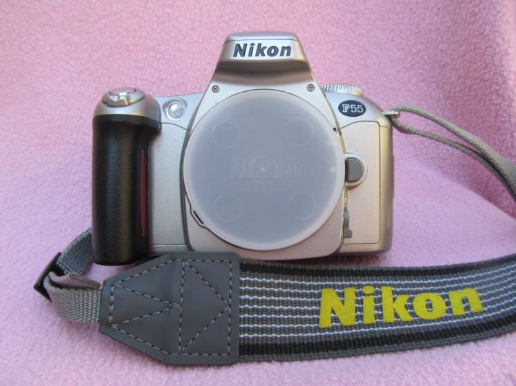 Nikon F55.Тушка с ремнем и батареями.