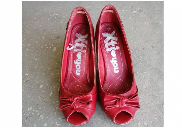 Продам красные туфли на высоком каблуке xti