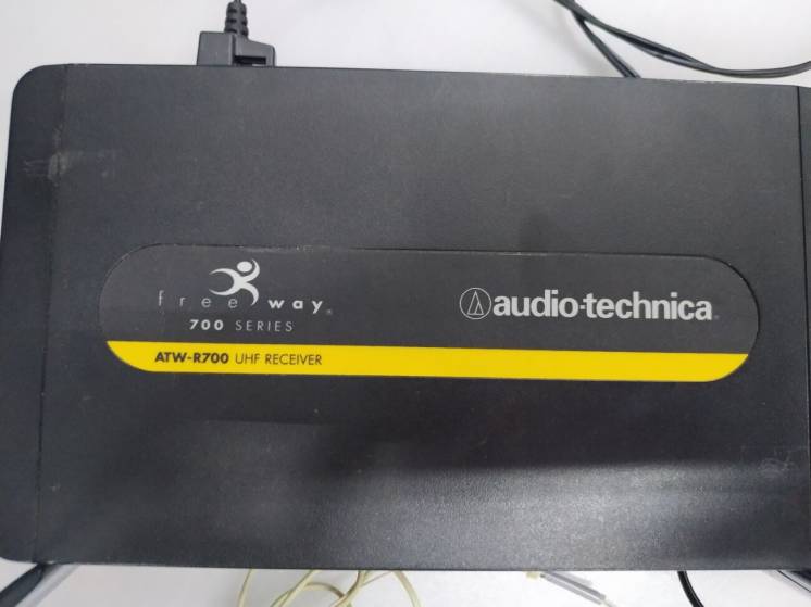 Радиосистема Audio-Technica ATW-700 с портативным радиомикрофоном вока