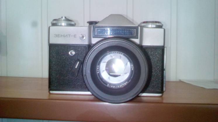 Фотоаппарат Зенит-Е с обьективом HELIOS-44-2, в рабочем состоянии