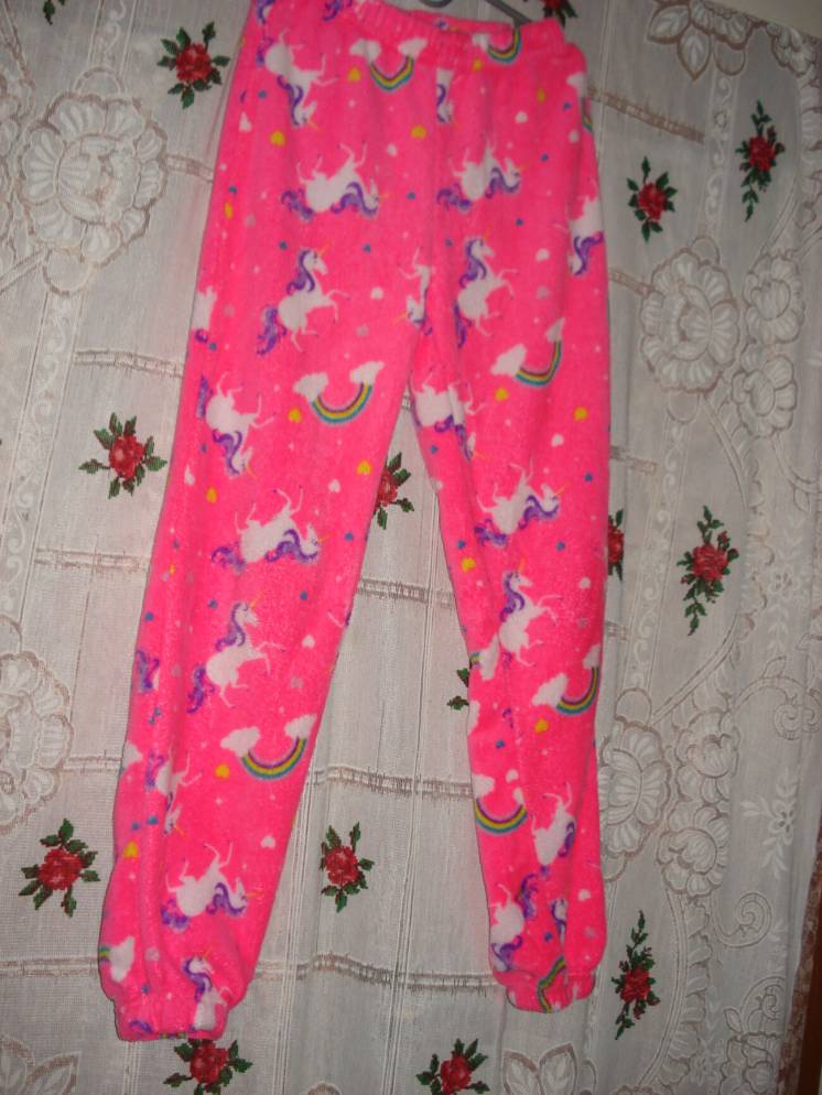 Супер костюм спальный 8-10 лет розовый с радугами и лошадками.