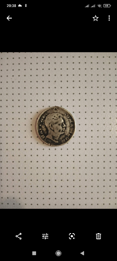 Монета серебряная состояние на фото