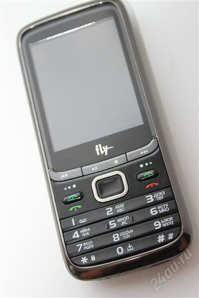 Мобильный телефон на 3 Sim-карты Fly TS100.