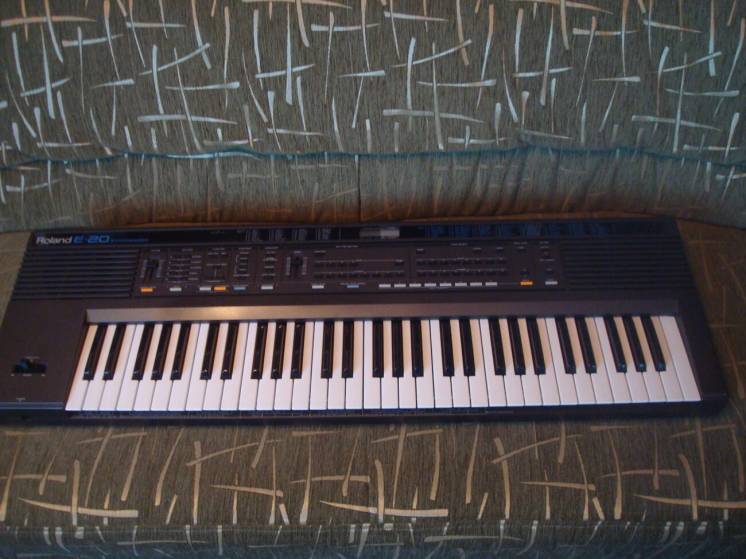 Продам синтезатор Roland E-20
