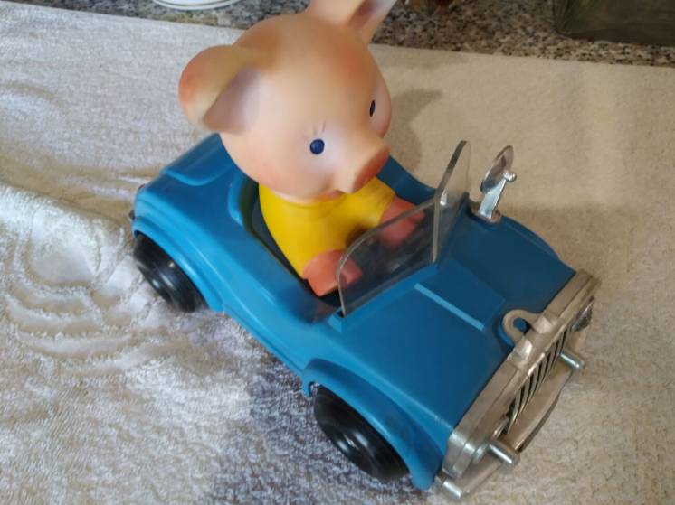 игрушка свинья на машинке