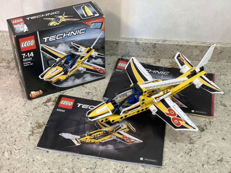 Конструктор LEGO Technic Реактивный самолет пилотажной группы (42044)