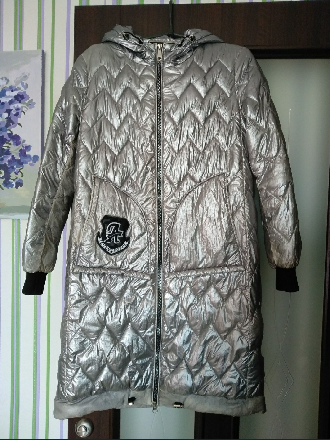 Демісезонна куртка-пальто, сріблястого кольору, за коліно