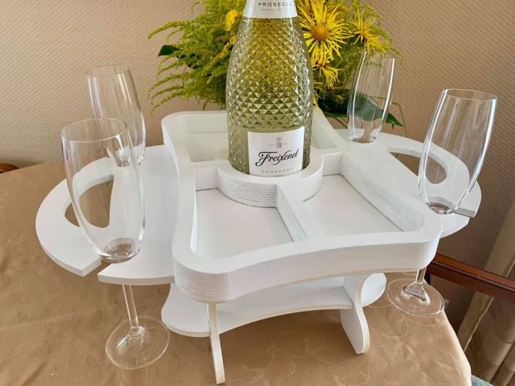 Романтический винный столик на 4 персоны